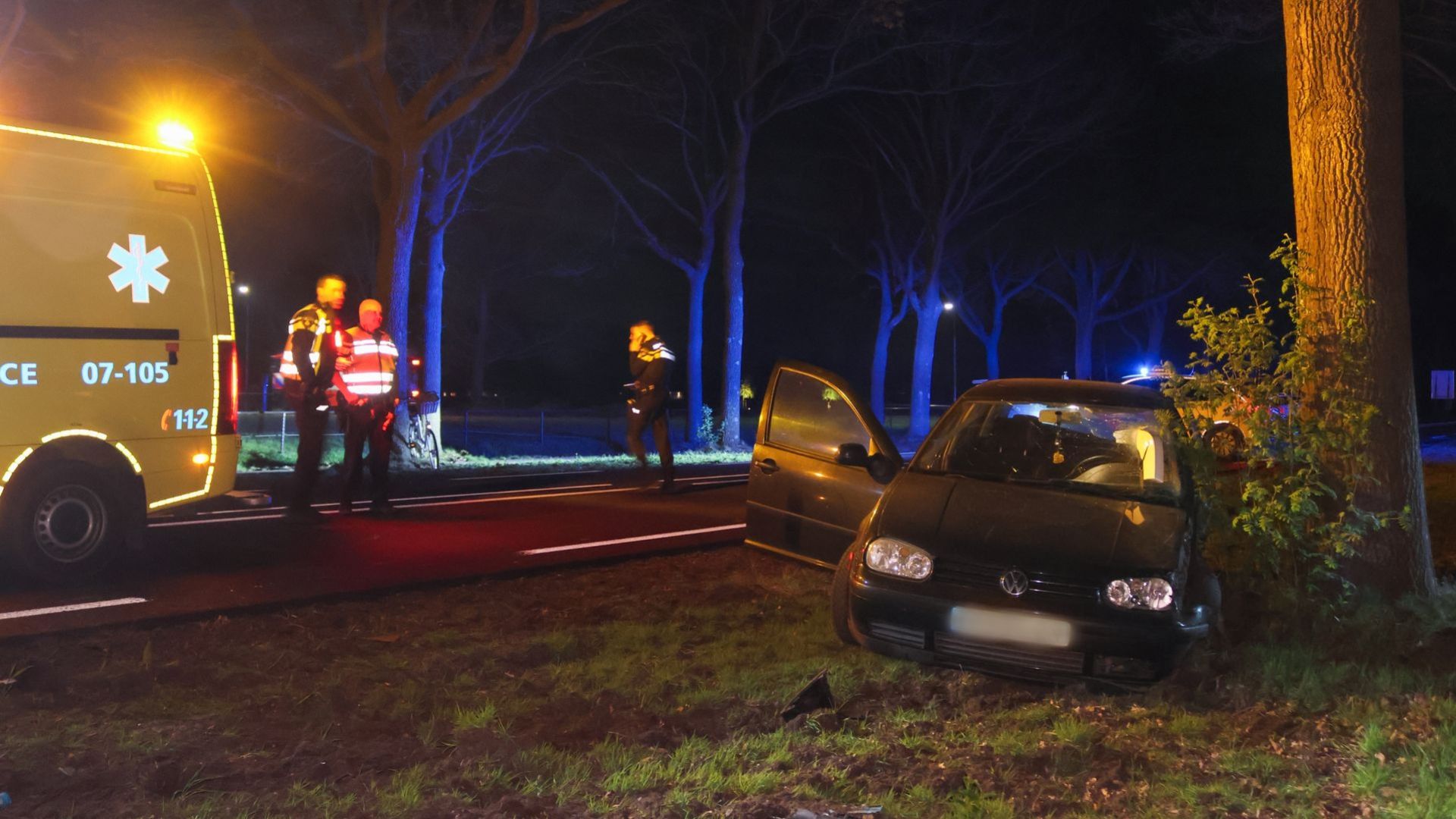 Eén gewonde en veel schade na flink ongeval tussen auto en vrachtwagen in Ederveen