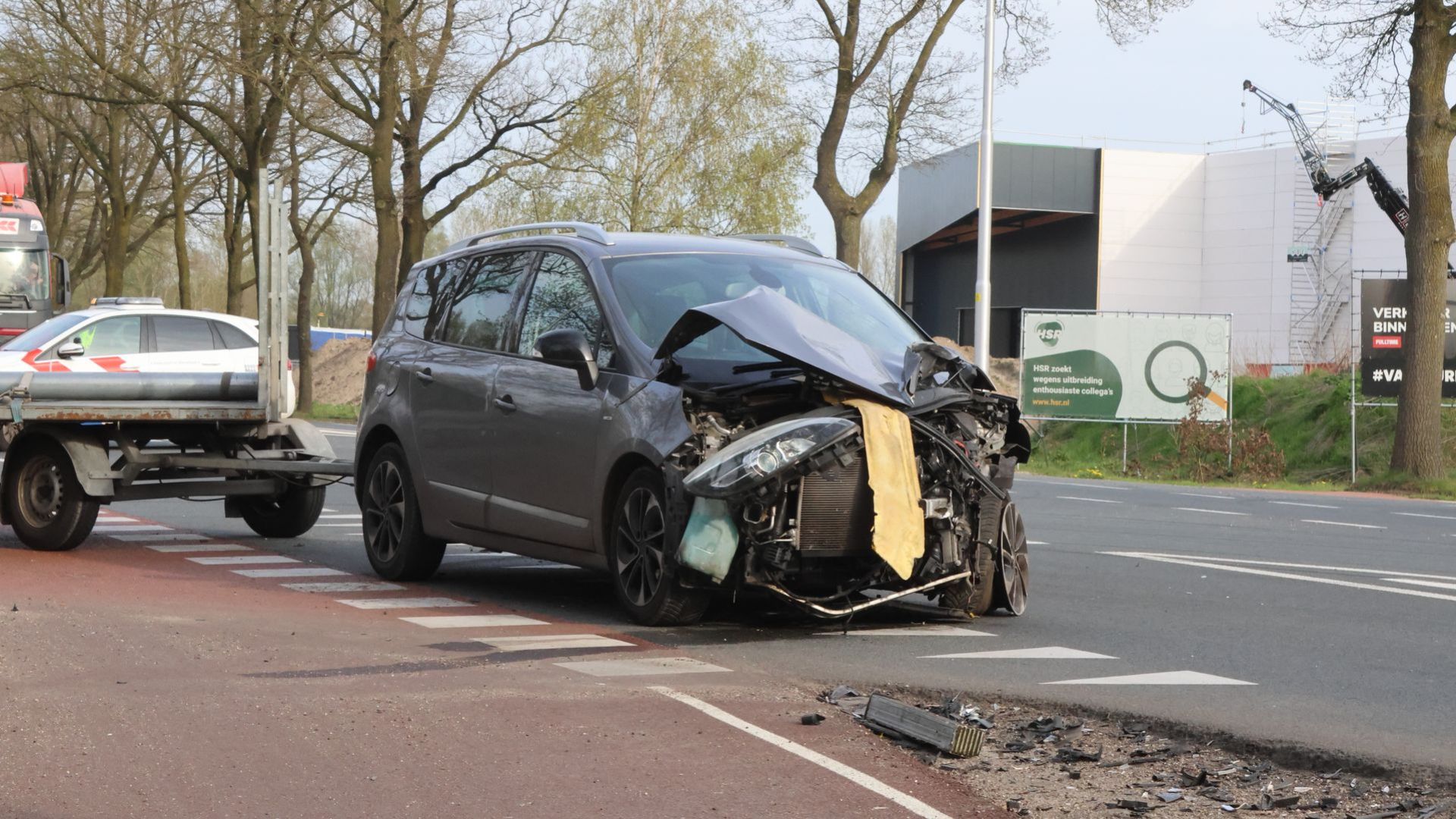 Veel schade na ongeval tussen auto en bestelbus op de N224 in Ederveen
