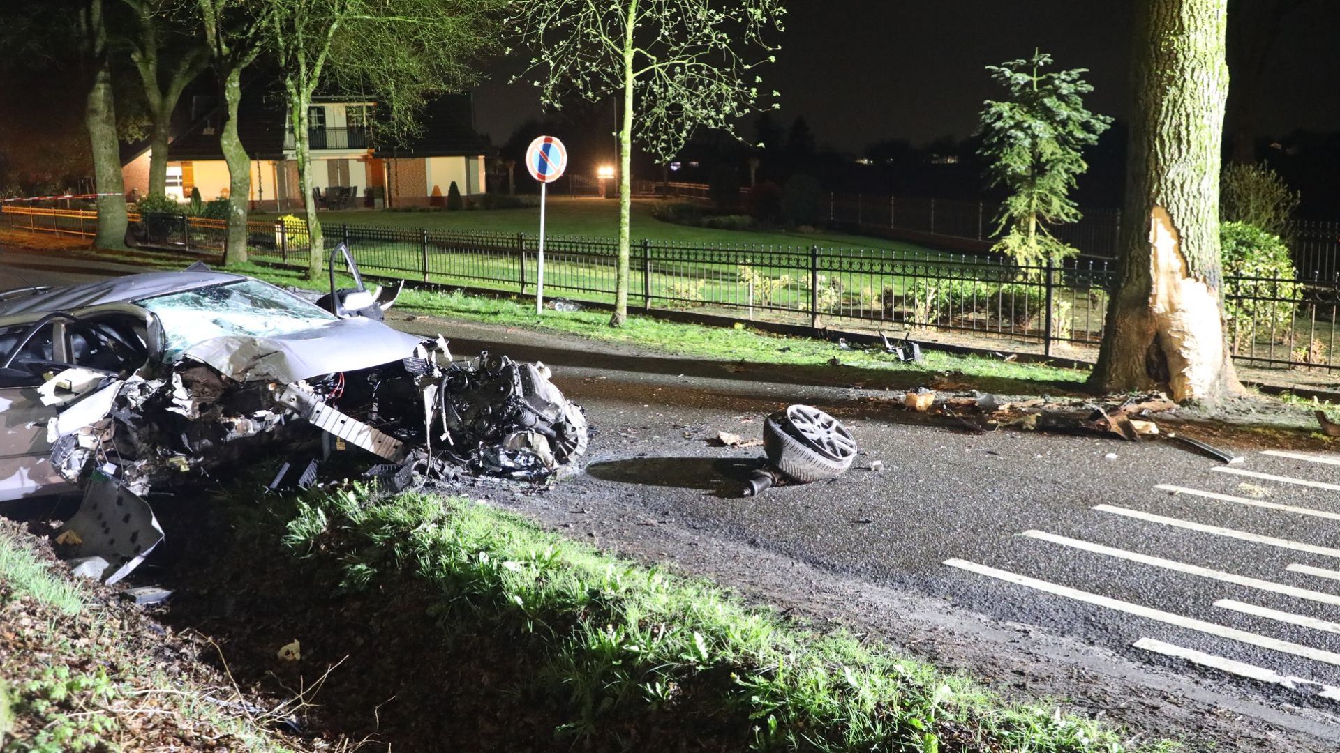 Zwaargewonde bij crash op boom in Wekerom