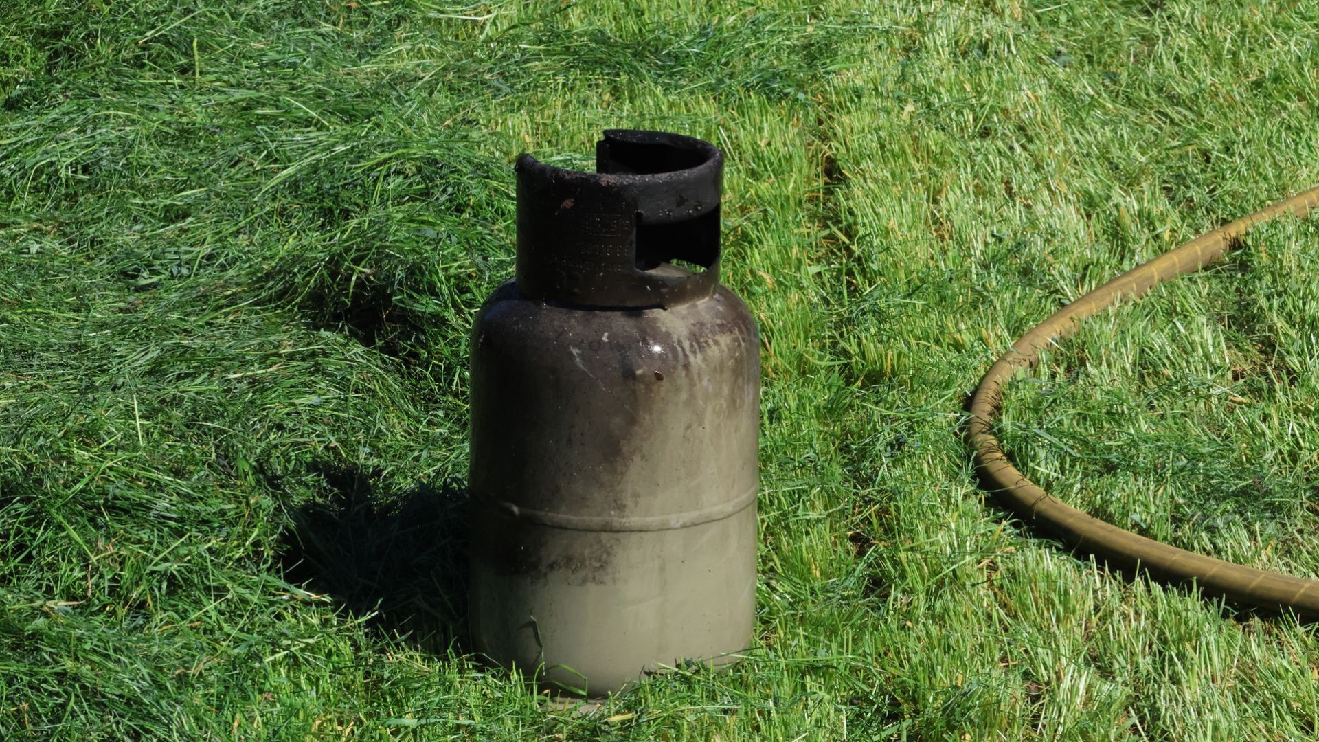 Bewoners starten zelf blussen van felle bosschagebrand in Ederveen: gasfles gered