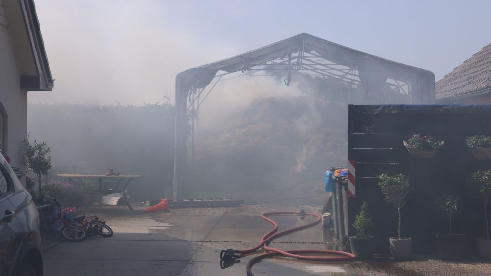 Brand in berg hooi Wekerom zorgt voor veel rook