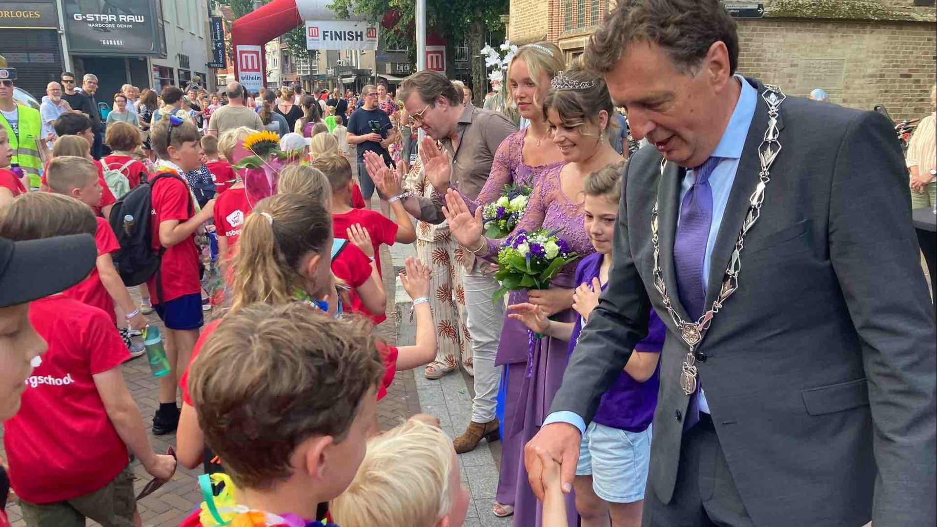 Groot defilé met Heidehoogheden en burgemeester wordt afsluiter Avondvierdaagse Bennekom