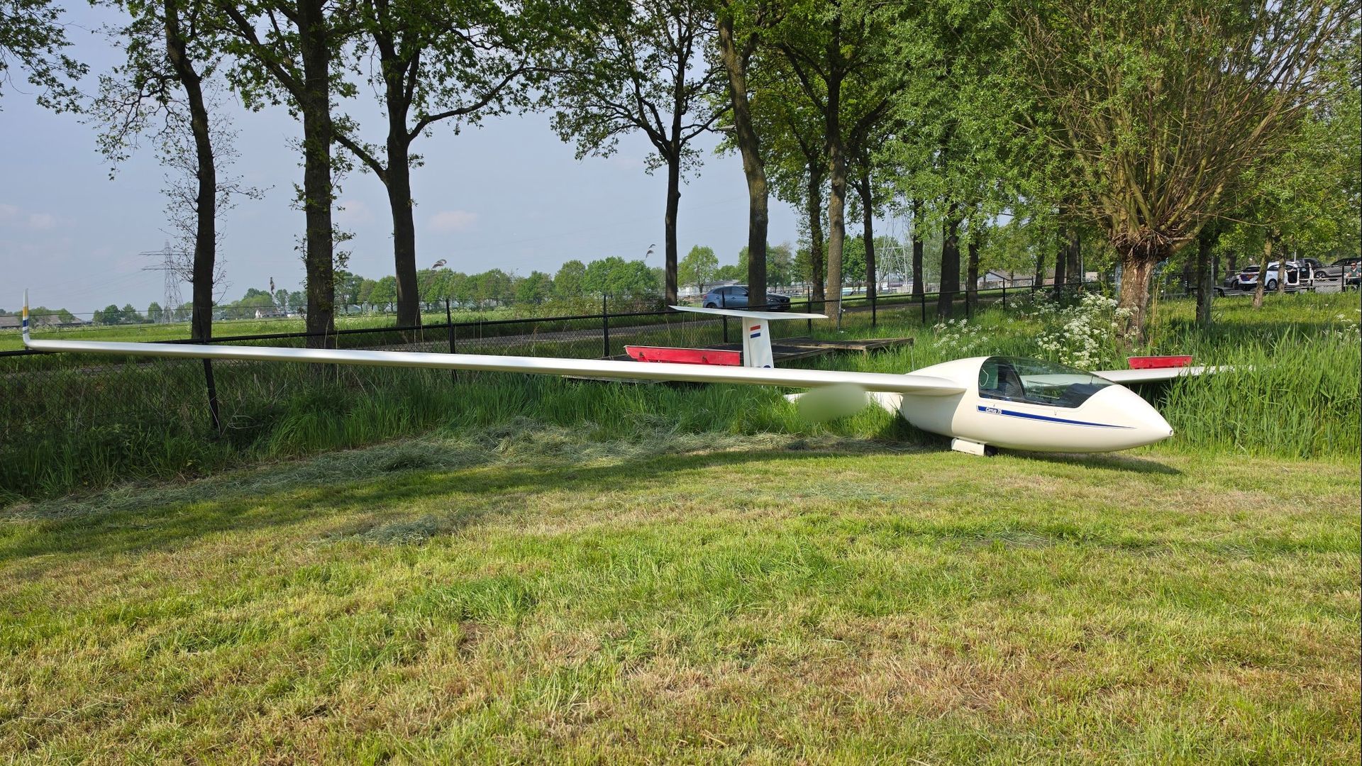 Zweefvliegtuig maakt noodlanding in Rhenen