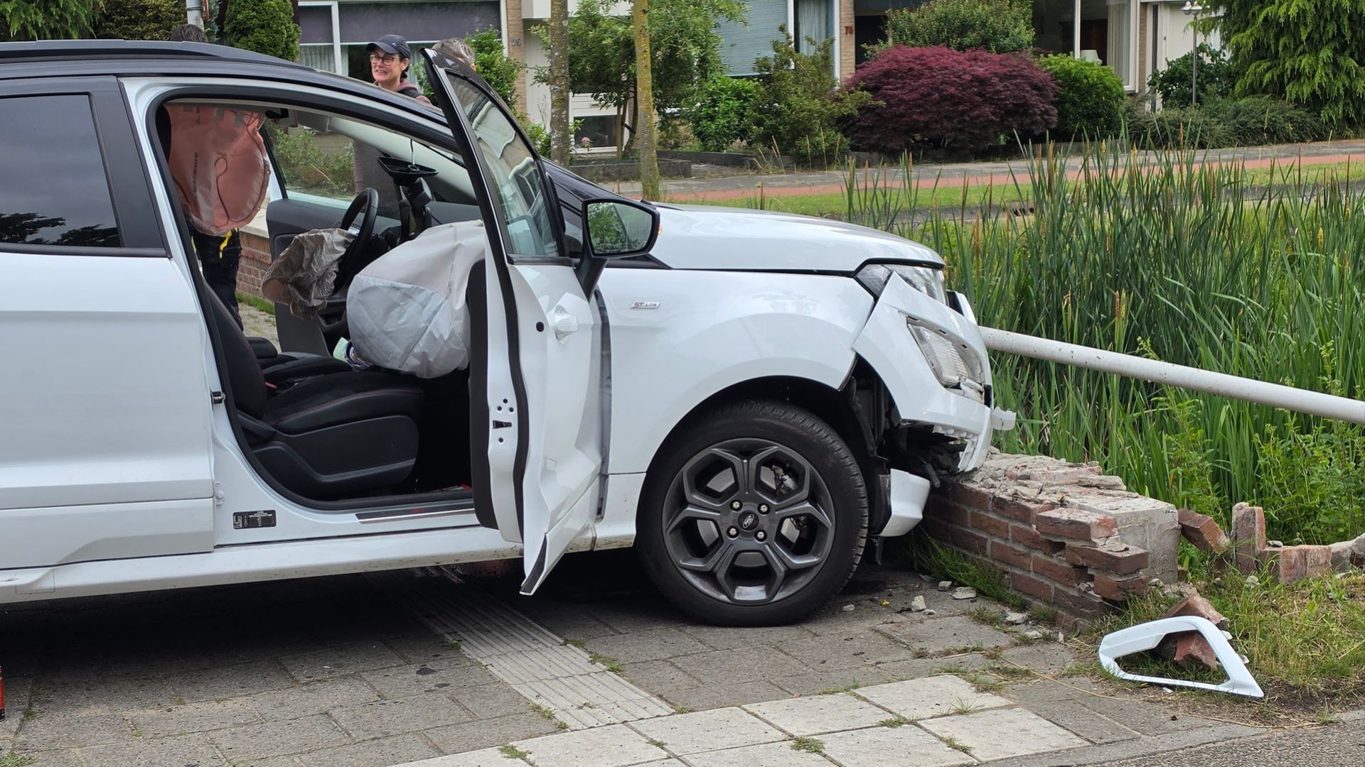 Automobilist knalt tegen brug in Wageningen