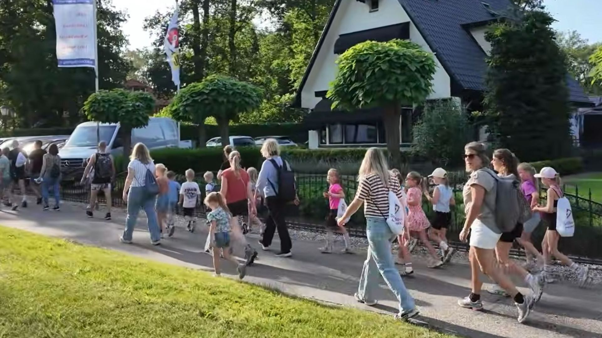 Avondvierdaagse Renswoude; samen lopen, snoepen en keten, maar het zingen wil nog niet zo lukken