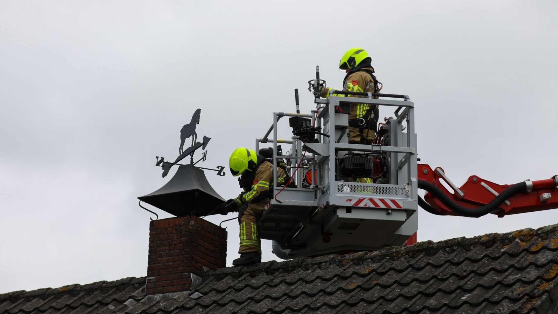 Brand in schoorsteen in woning Wekerom