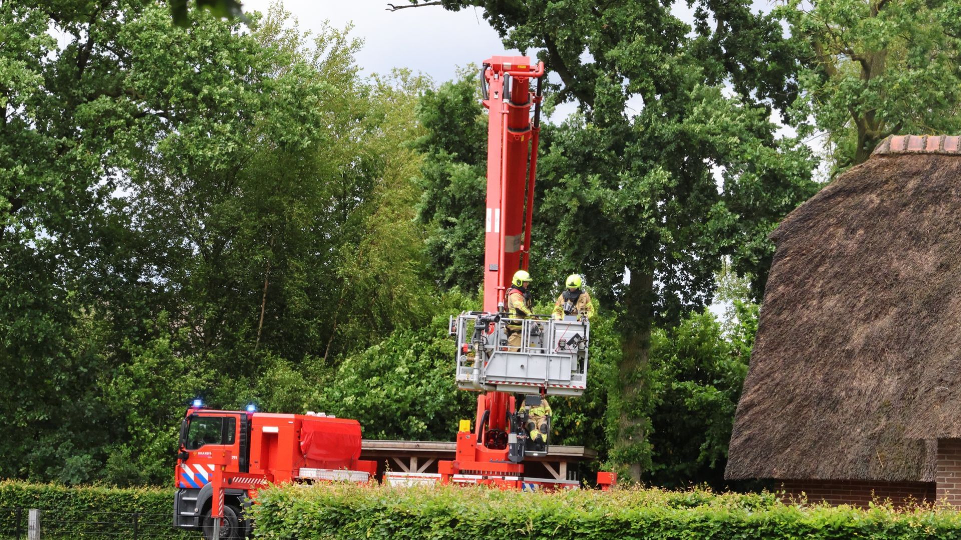 Meerdere brandweereenheden ingezet bij brand in schuur in Lunteren