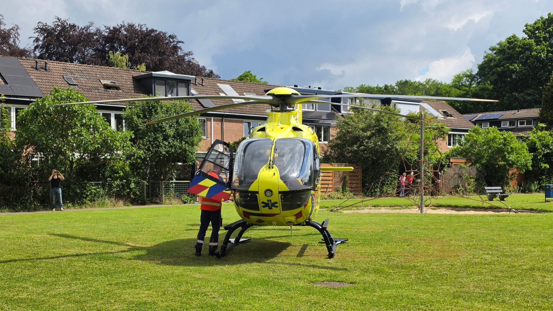 Traumahelikopter landt in speeltuin in Wageningen