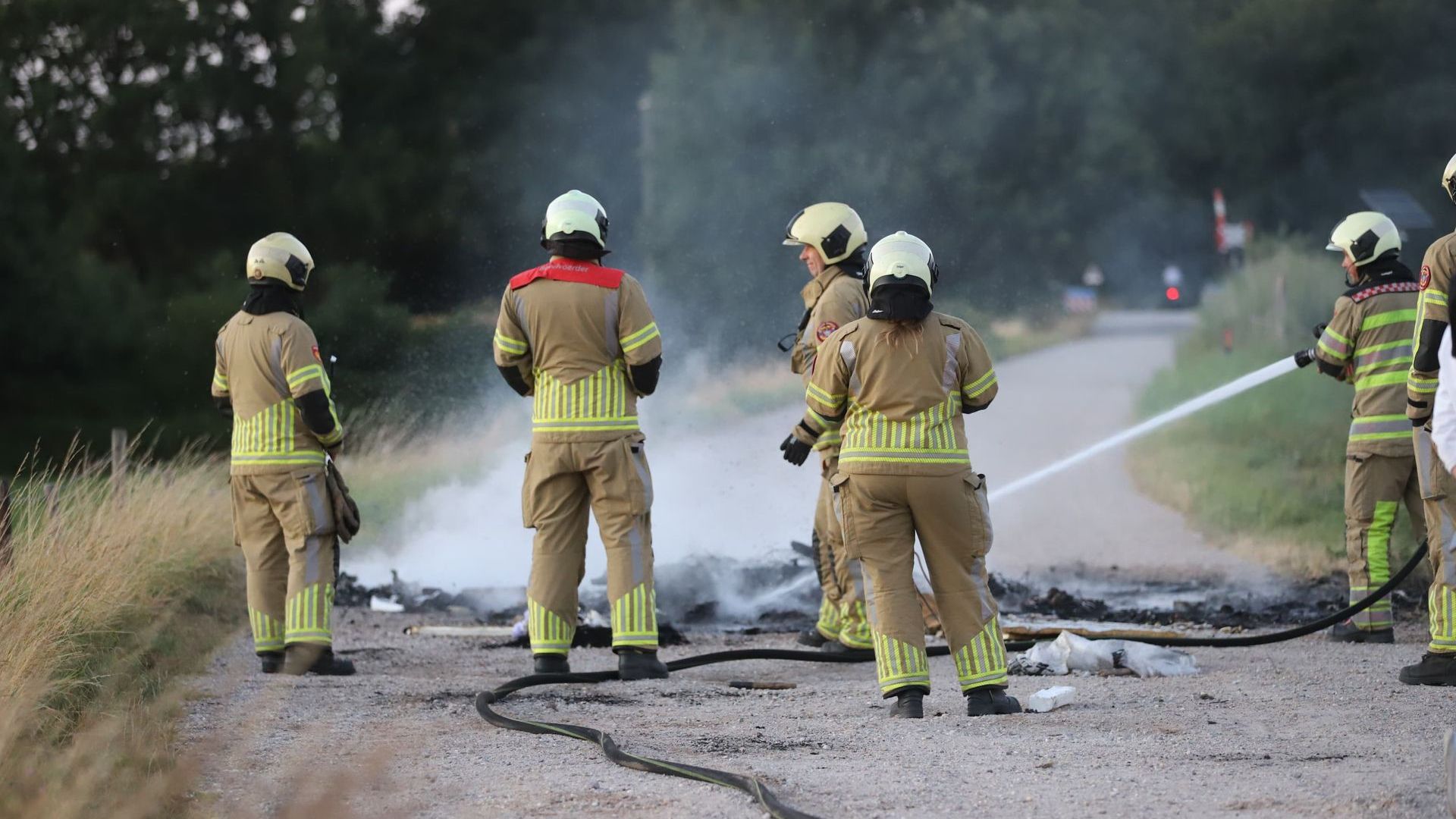Autobanden in de brand in Renswoude