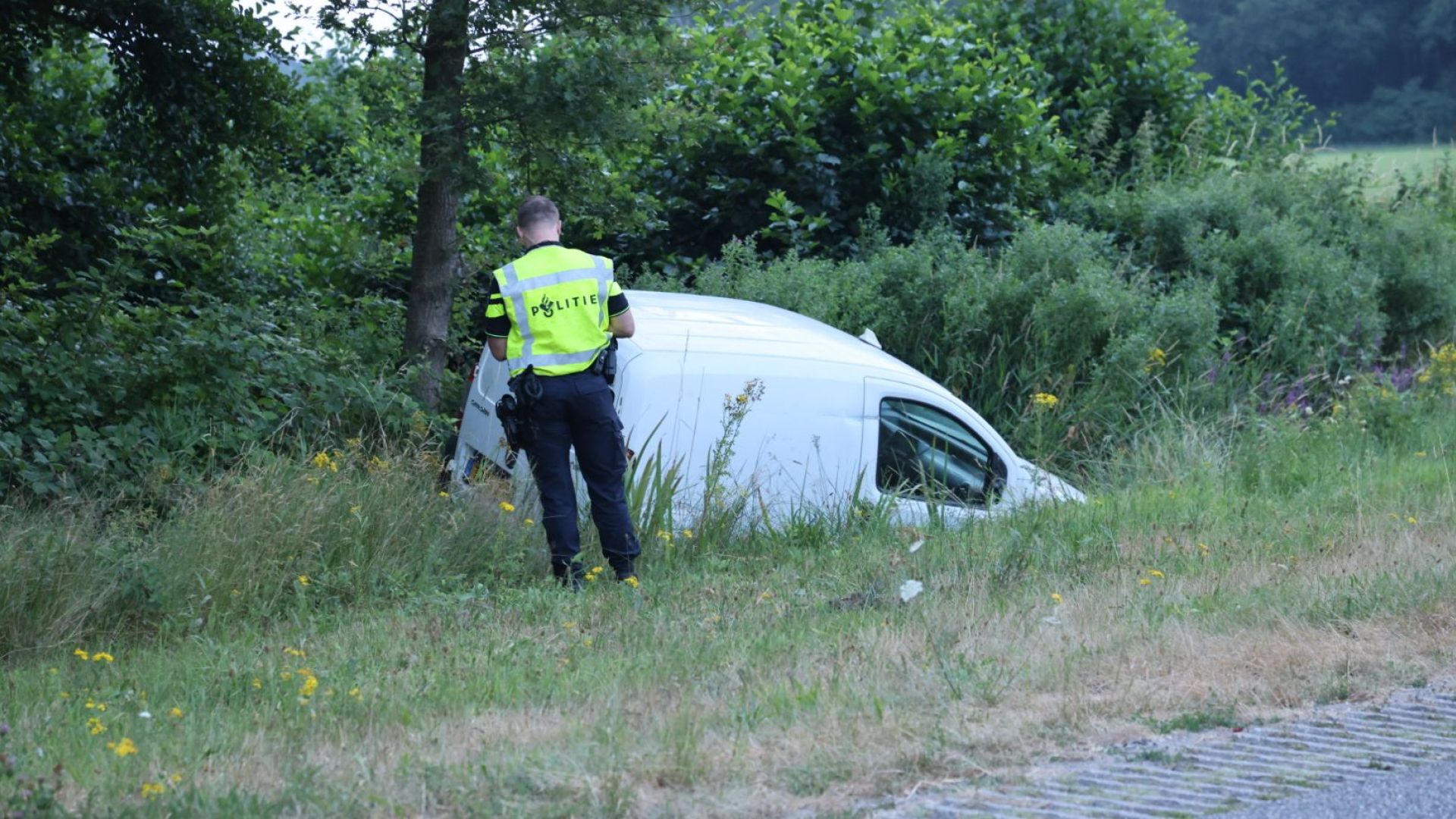 Bestuurder onder invloed belandt in sloot in Scherpenzeel