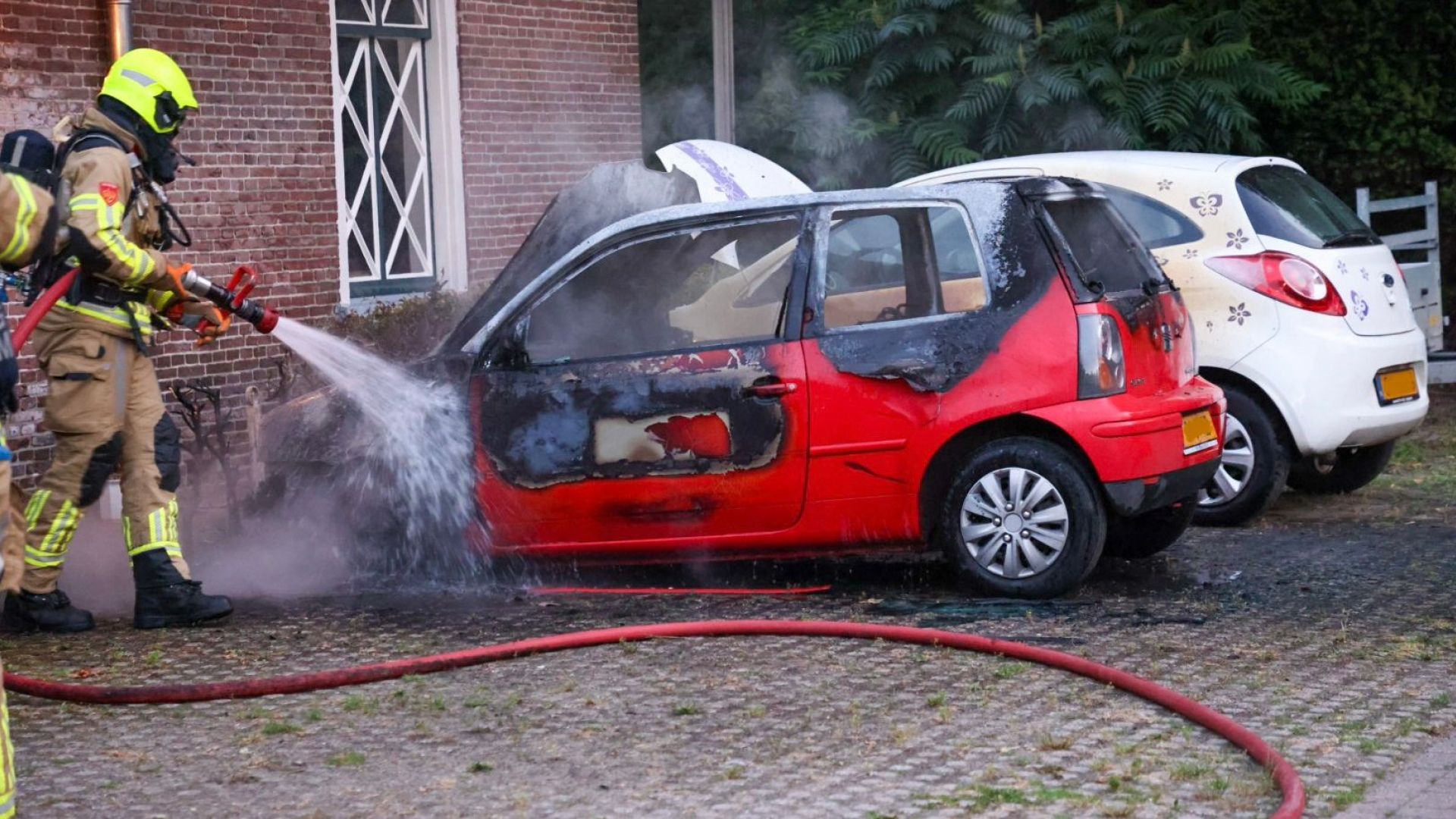Geparkeerde auto uitgebrand in Scherpenzeel