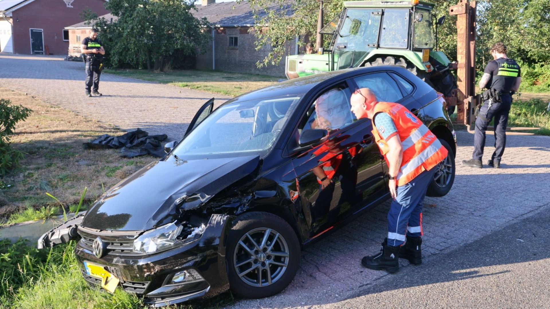 Auto botst op trekker in Lunteren