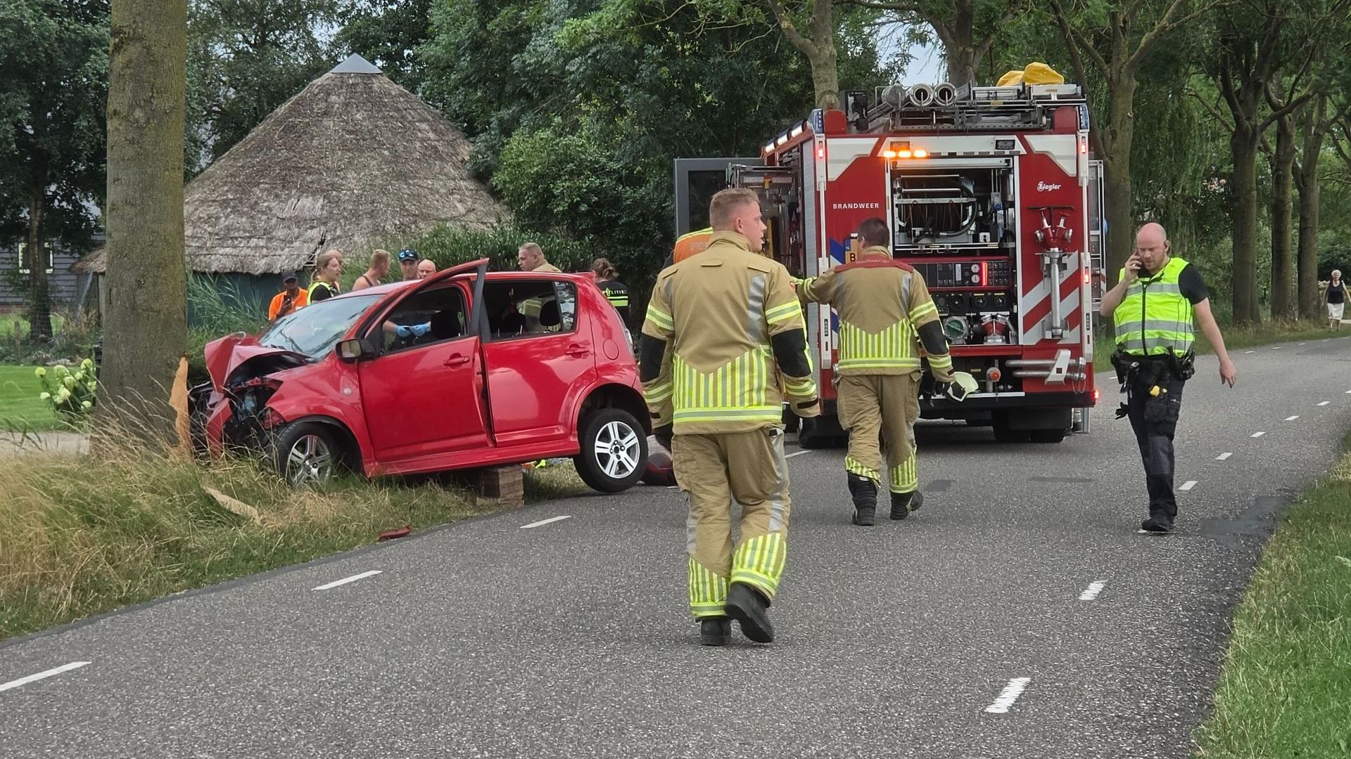 Auto knalt frontaal op een boom in Rhenen