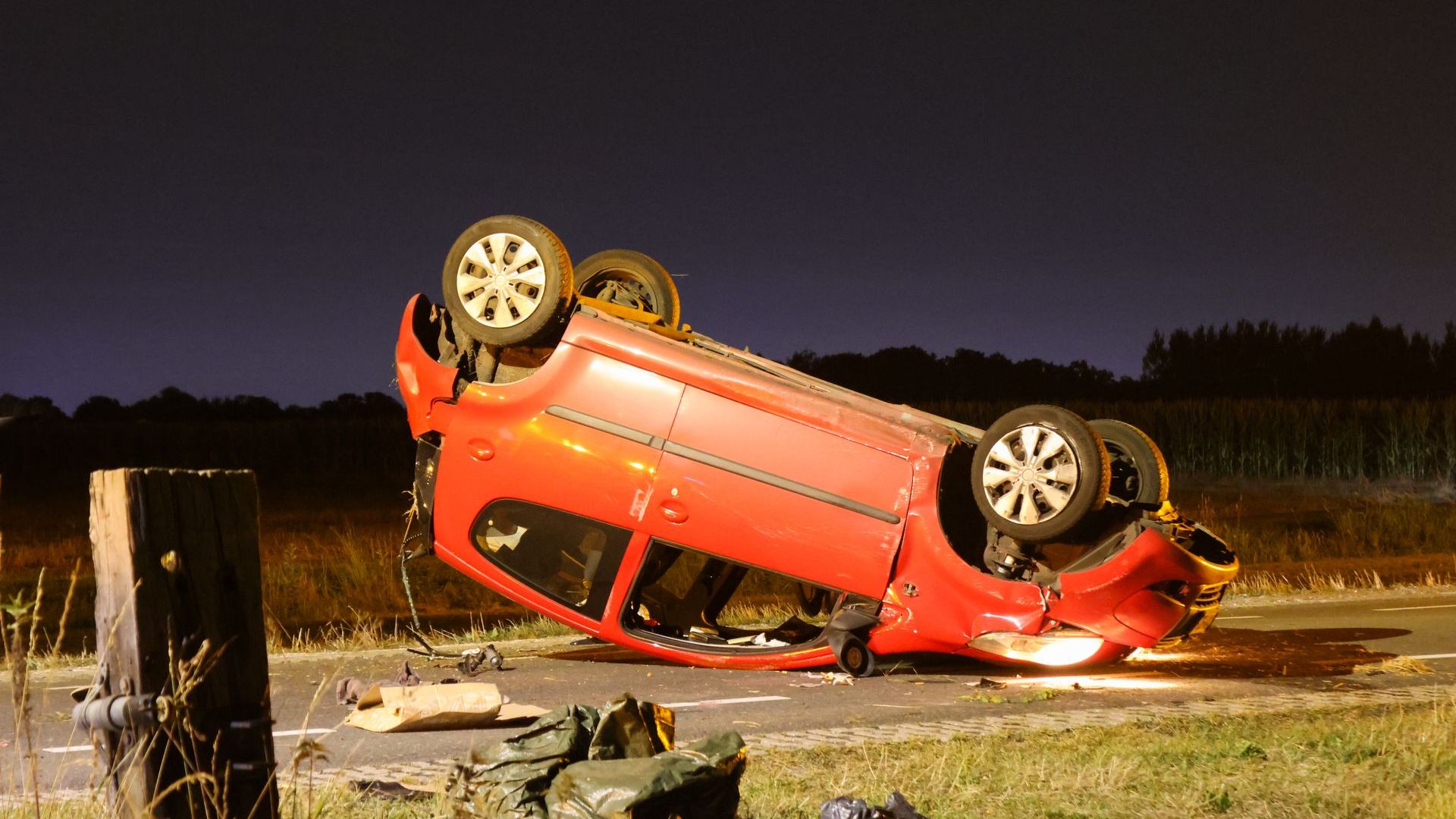 Auto over de kop bij ongeval in Renswoude, bestuurder gewond