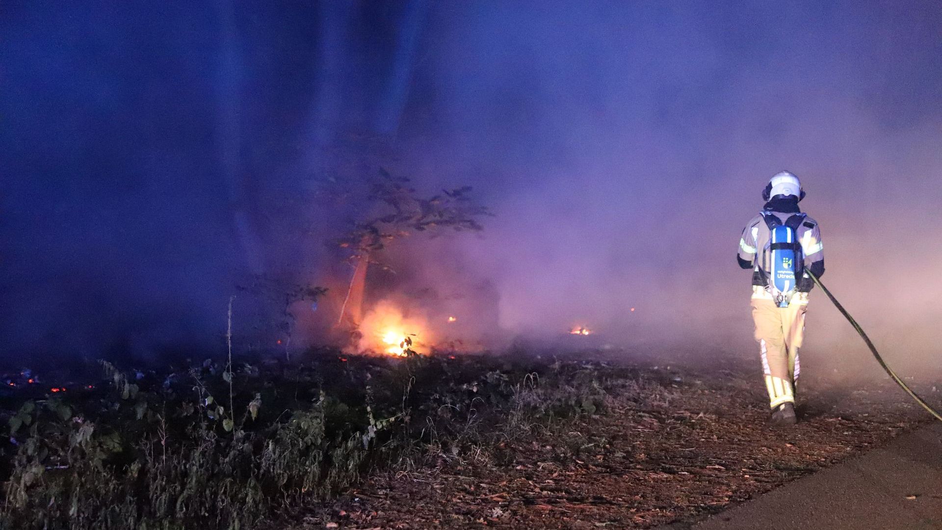 Brandweer al uren druk met nachtelijke bosbrand in Rhenen