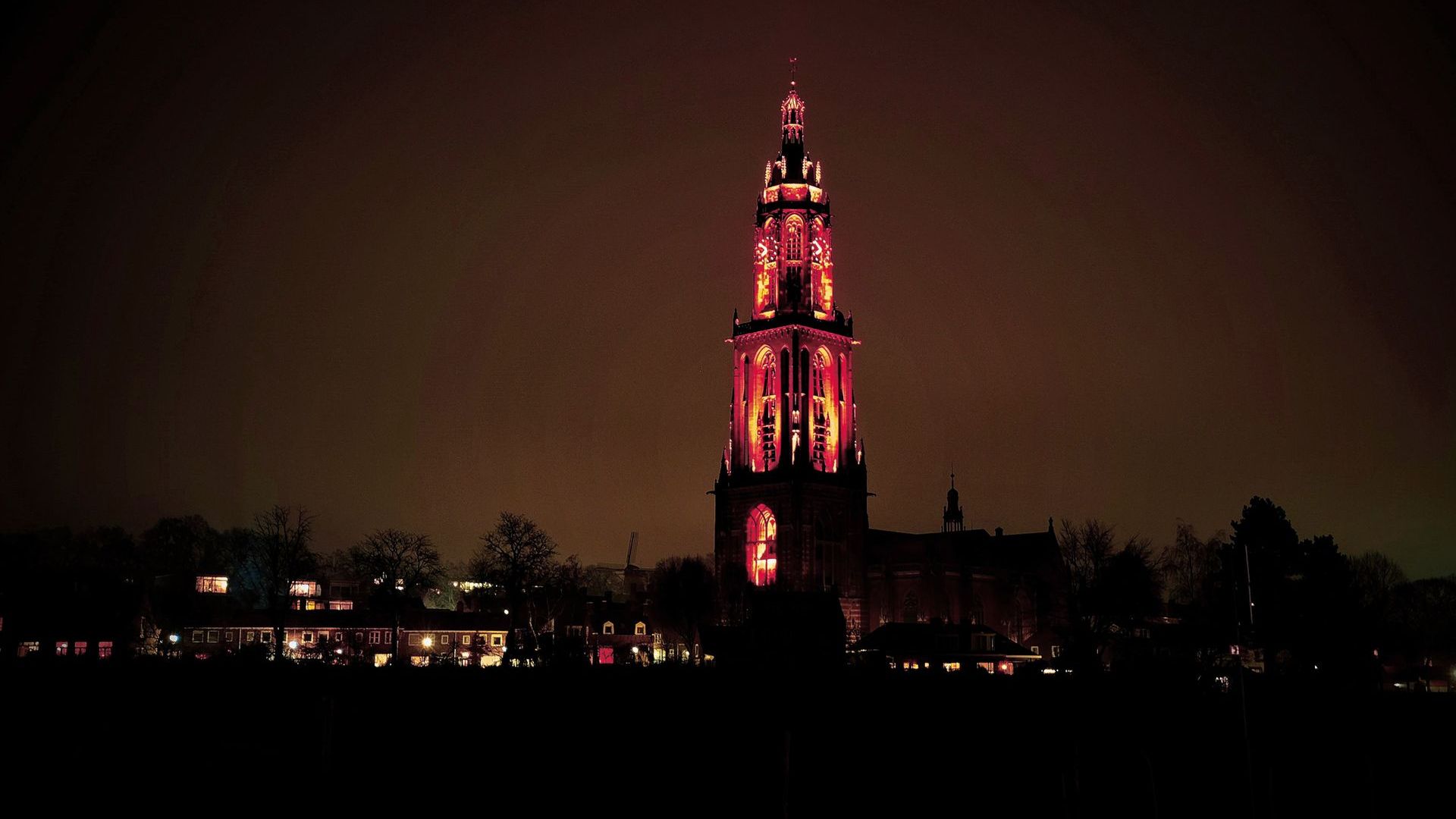 Cuneratoren Rhenen kleurt rood voor 95 jaar OBK