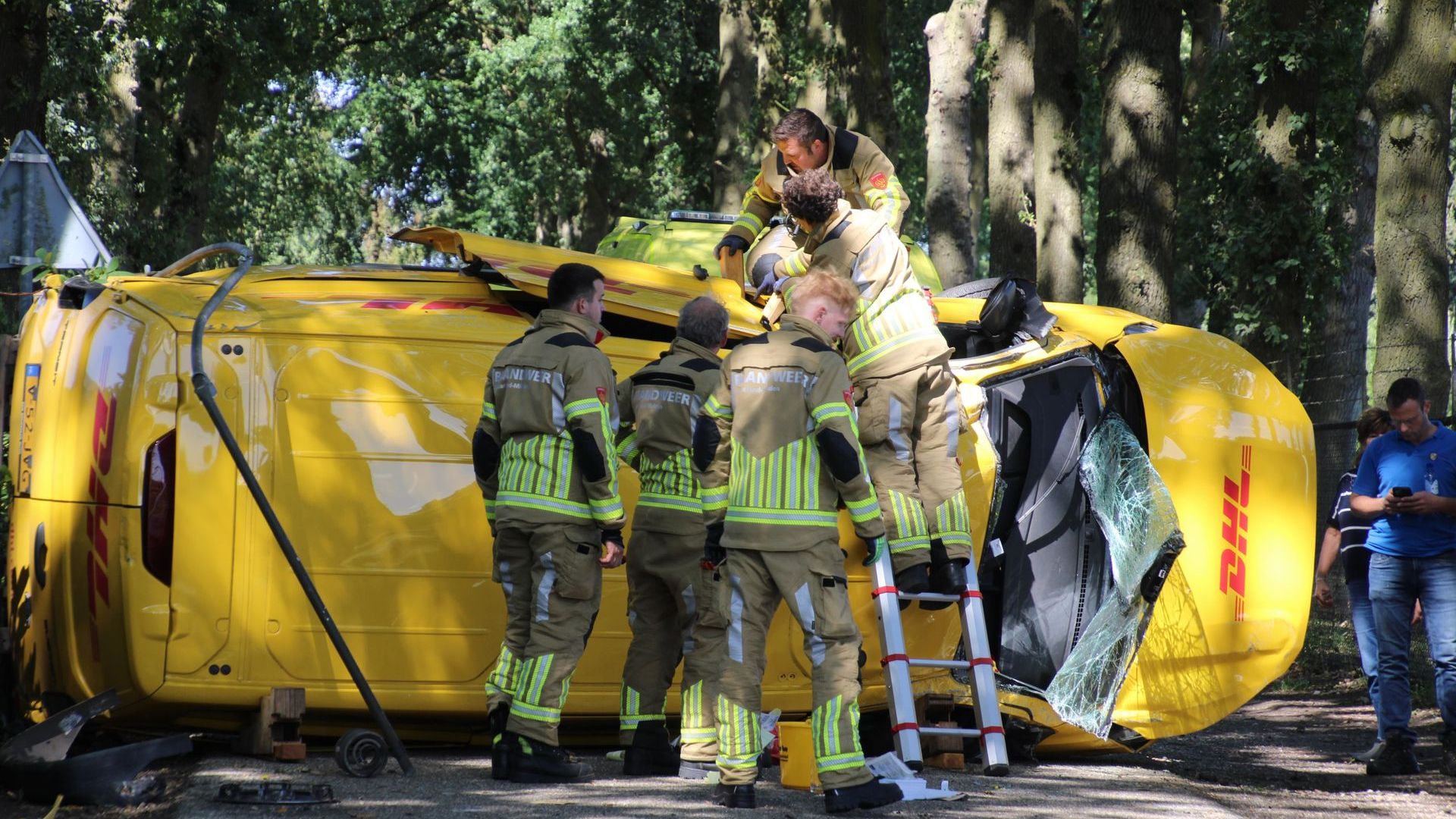 DHL-bestelbus op z’n kant na botsing in Harskamp