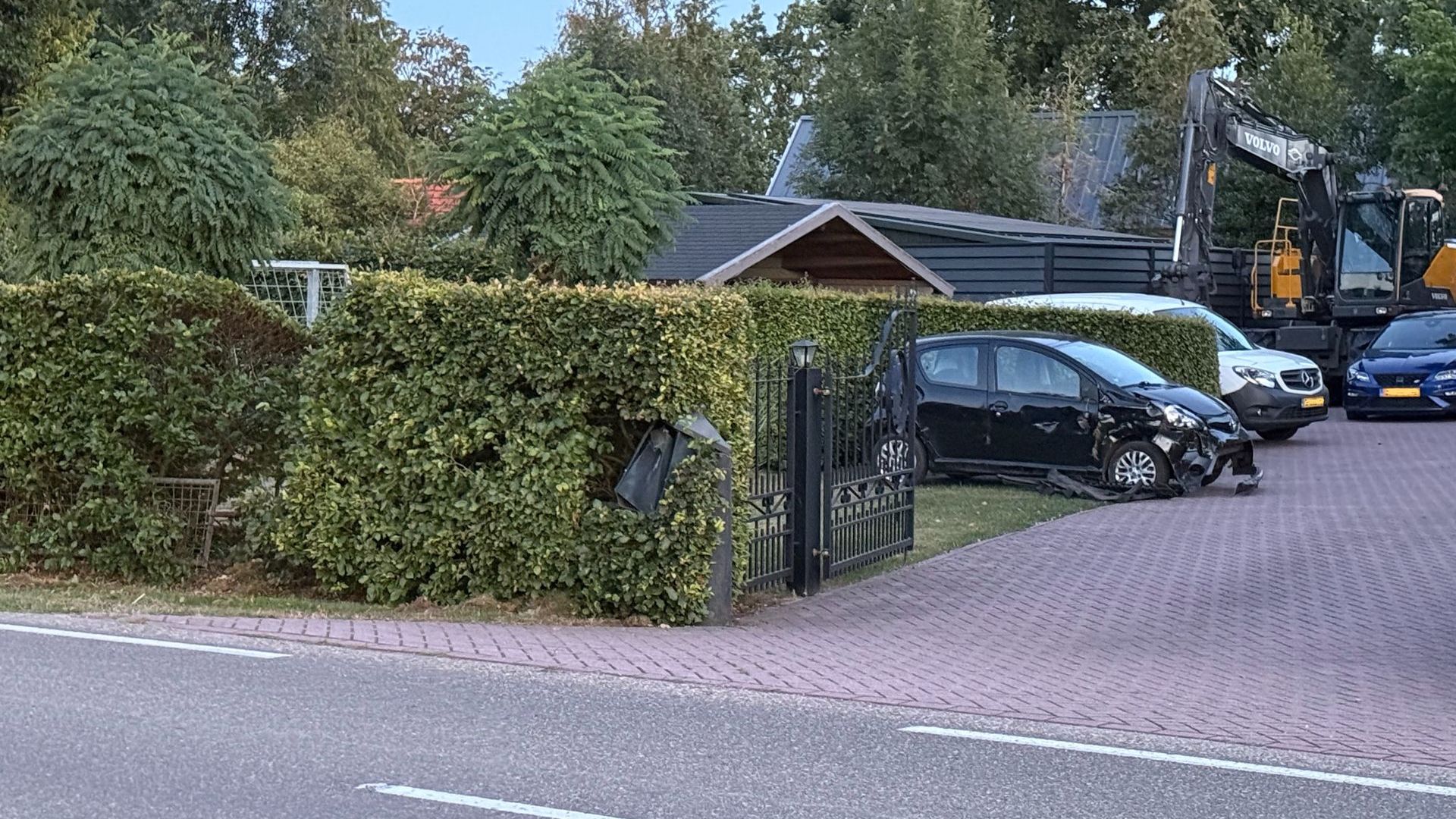 Jonge bestuurder belandt met auto in tuin in Otterlo