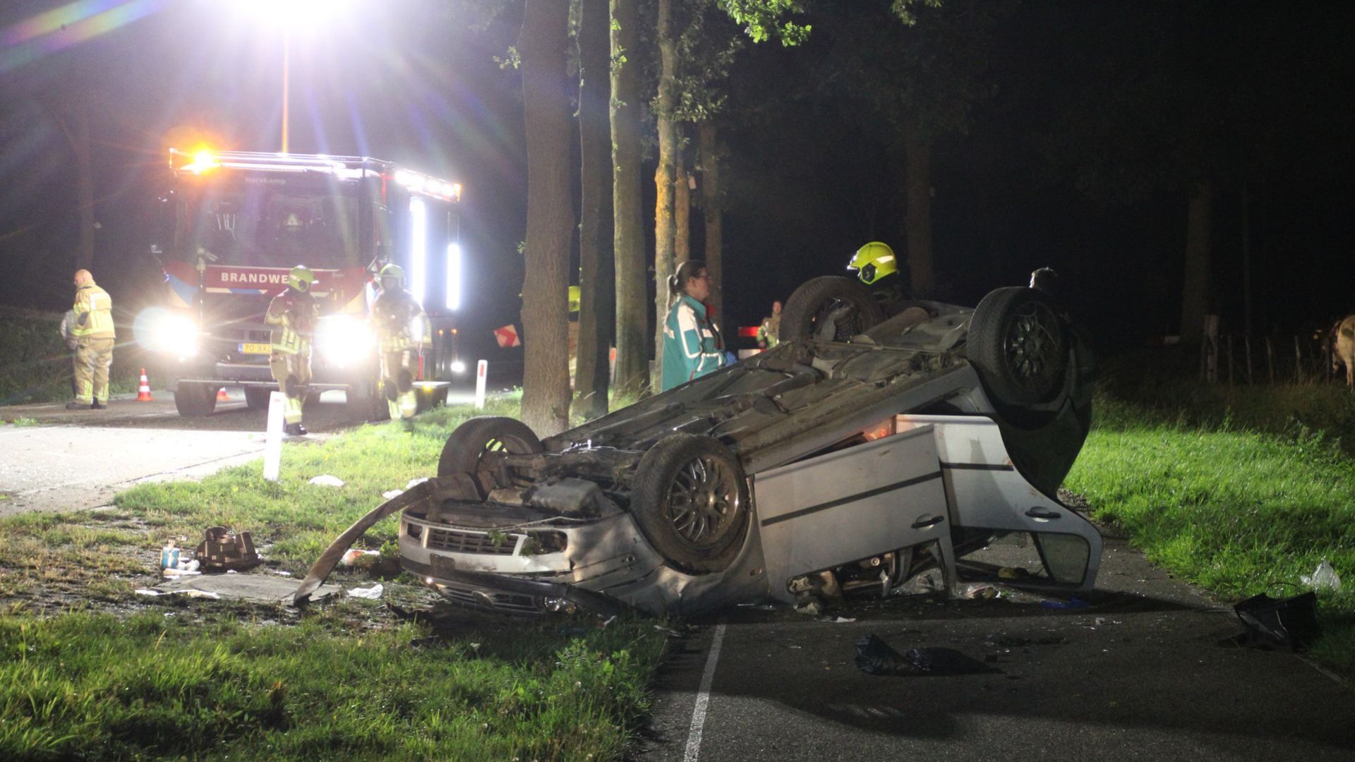 Auto belandt op fietspad in Harskamp