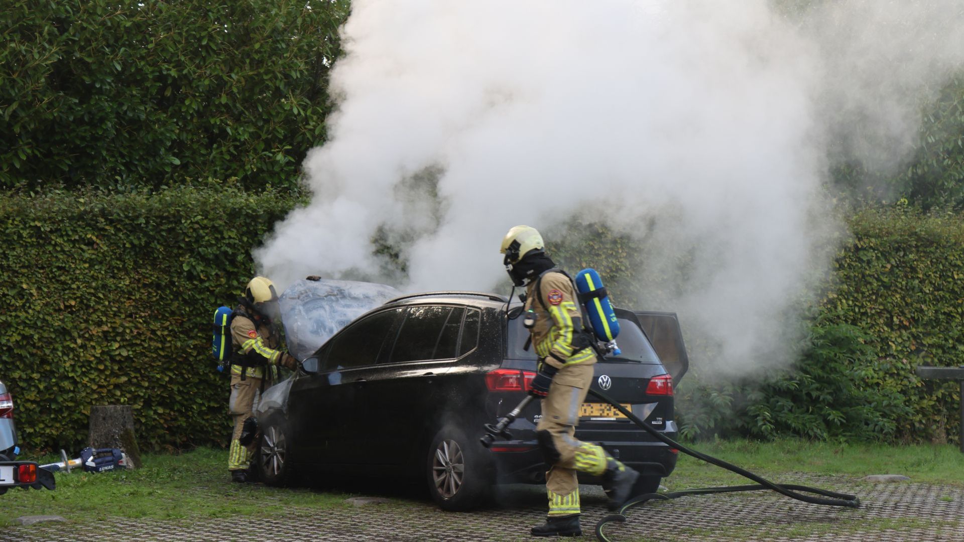 Auto volledig in brand op parkeerplaats landgoed Prattenburg in Rhenen