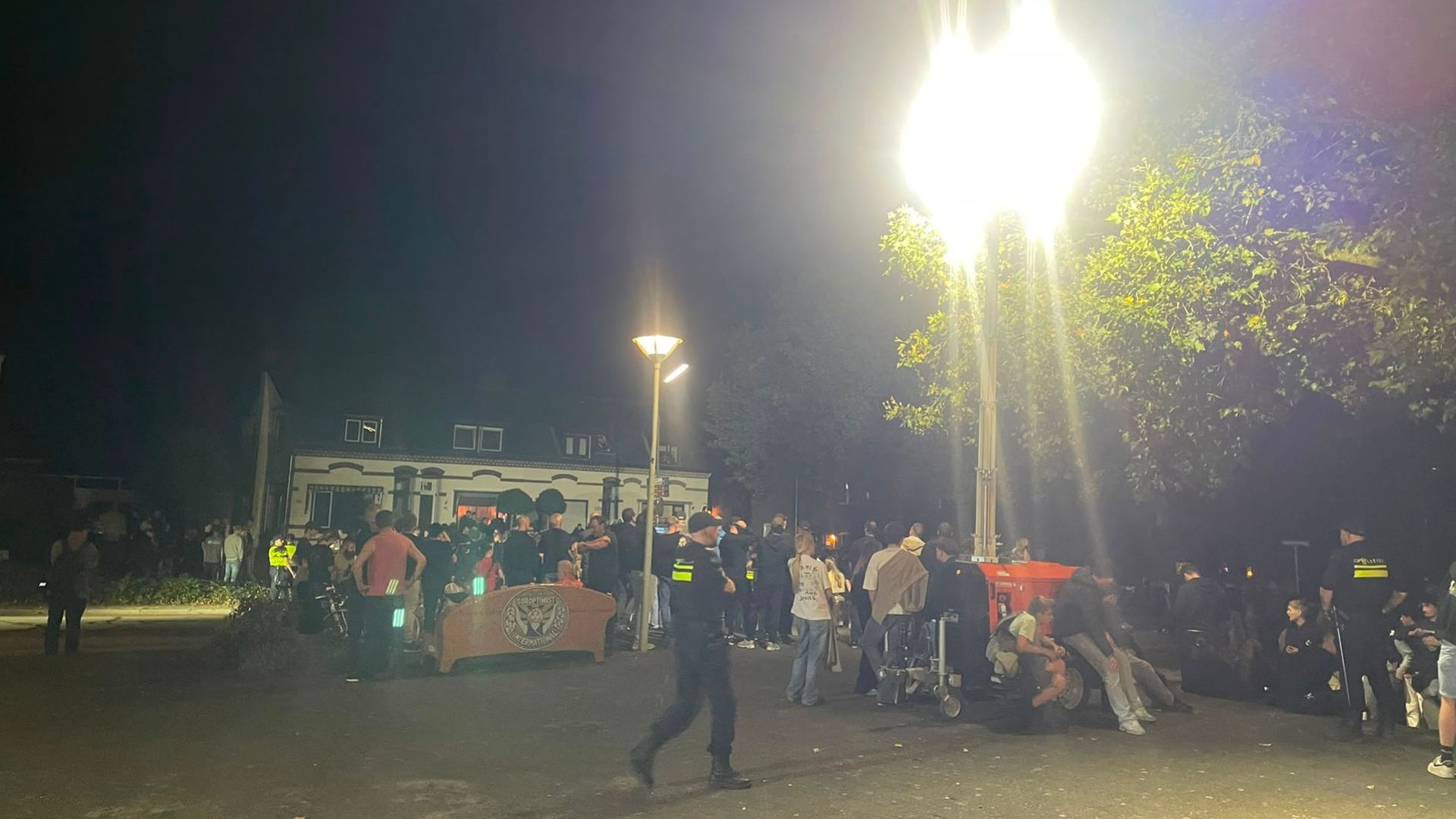 Politie en ME paraat voor demonstratie tegen AZC Rhenen