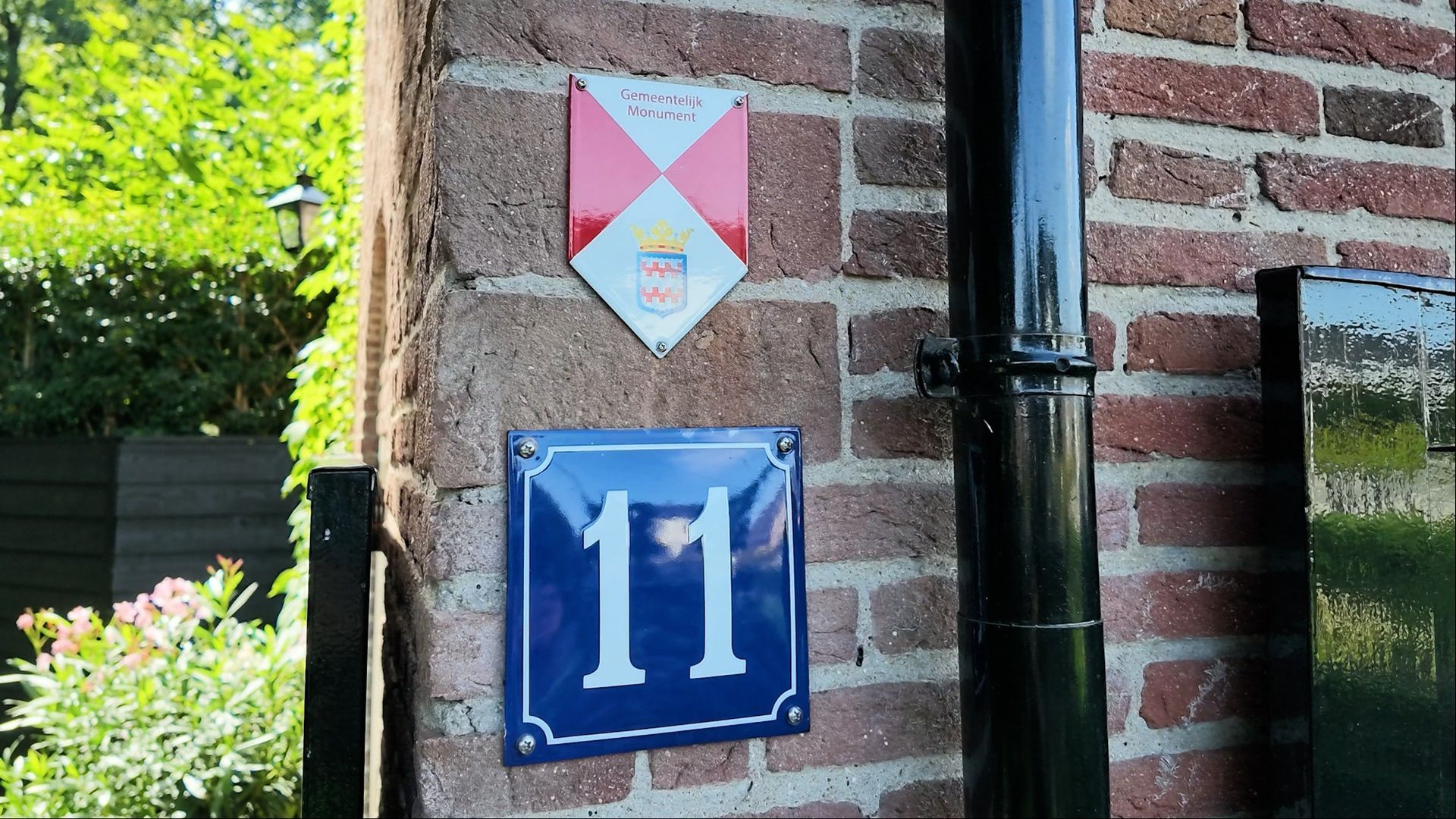 Schildjes voor gemeentelijke monumenten in Renswoude