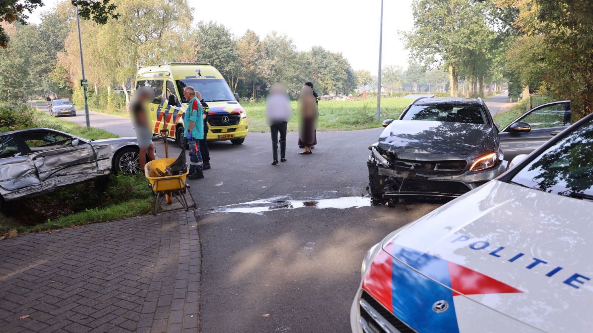 Auto in de sloot na botsing in Harskamp