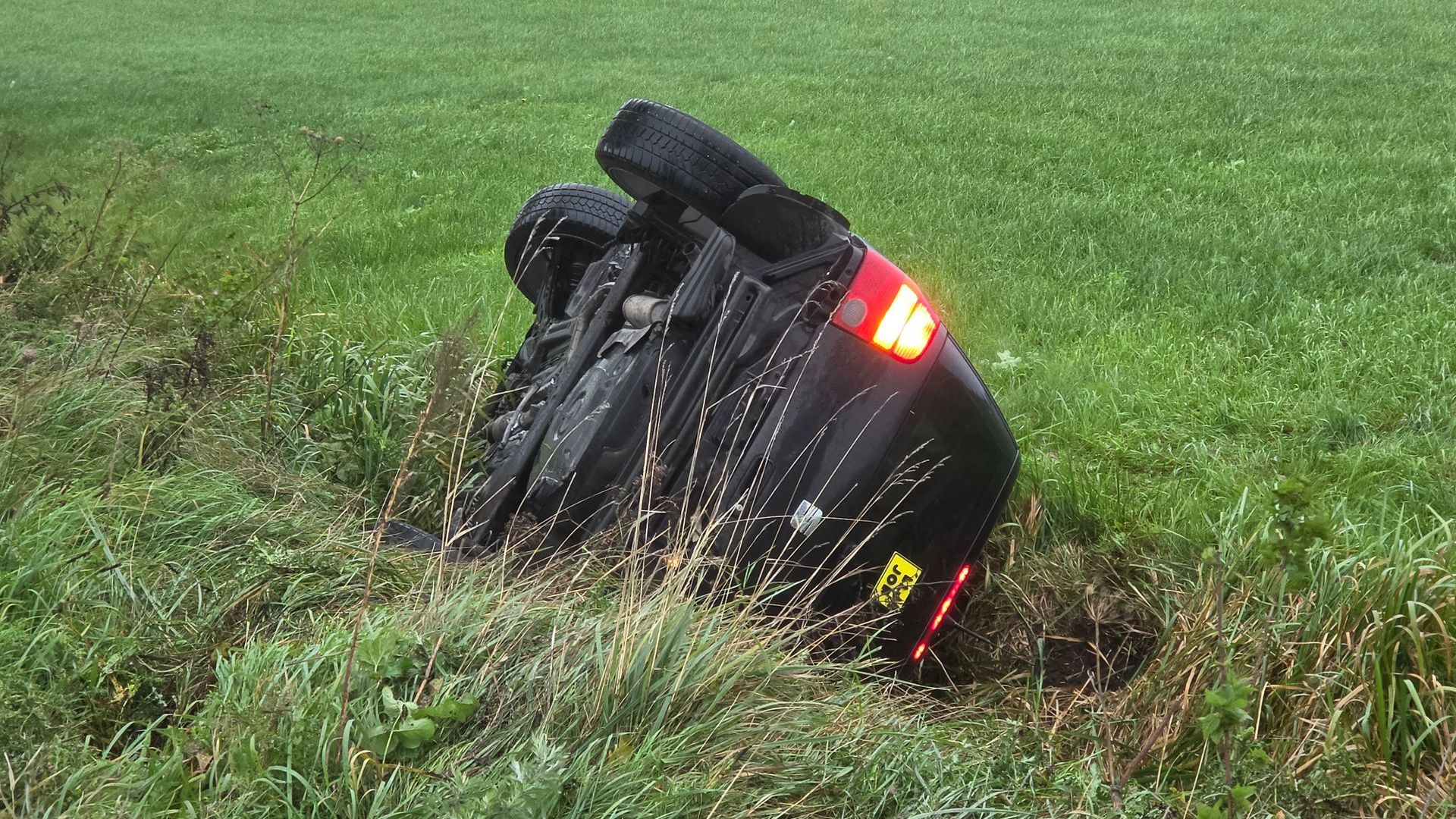 Auto mist einde van de weg en belandt in sloot in Bennekom
