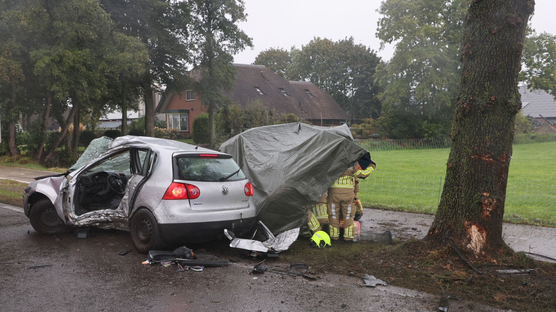 Automobilist met spoed naar ziekenhuis na ernstig ongeval in Lunteren