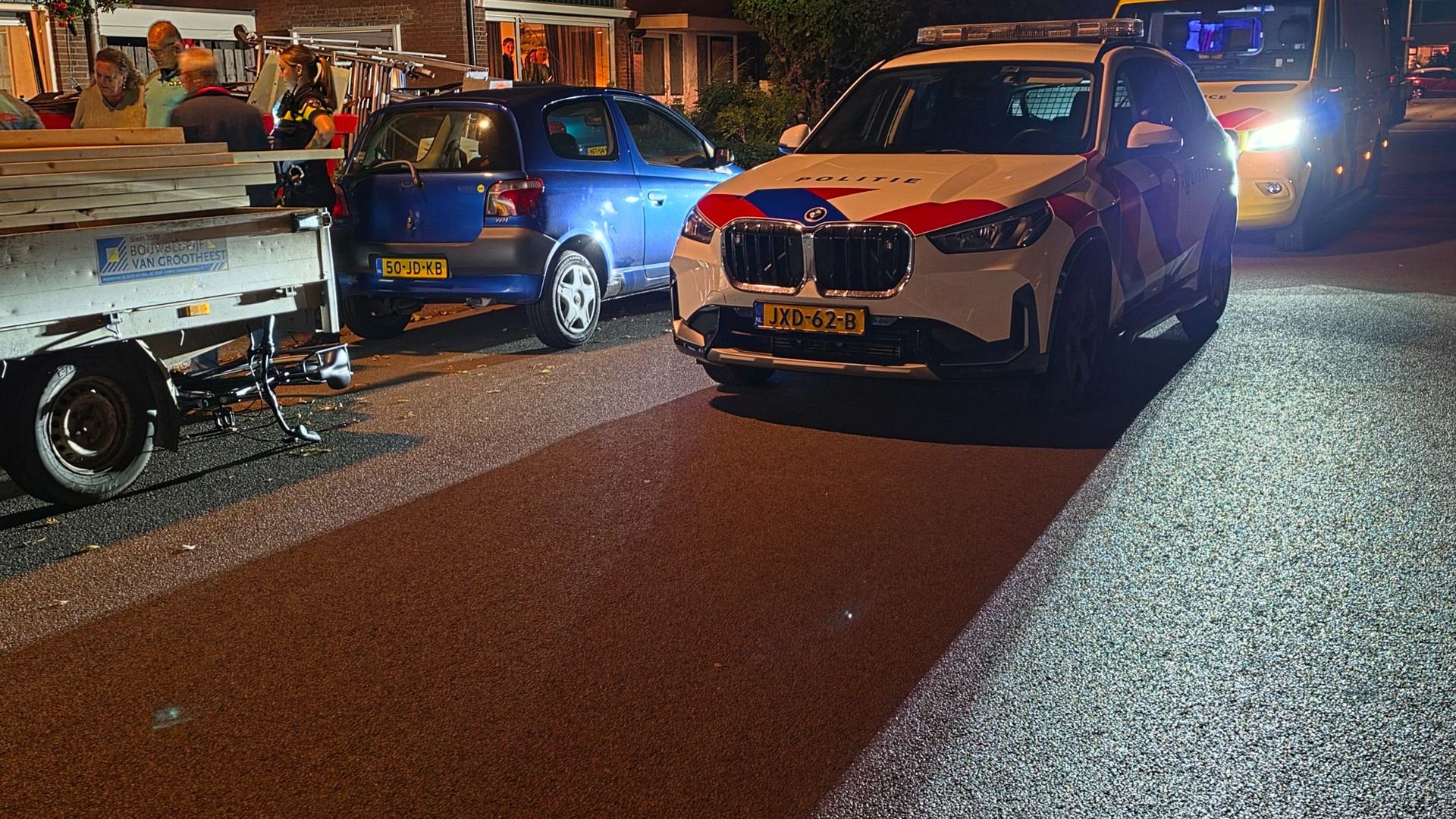 Fietser gewond na aanrijding met geparkeerde aanhanger in Wageningen