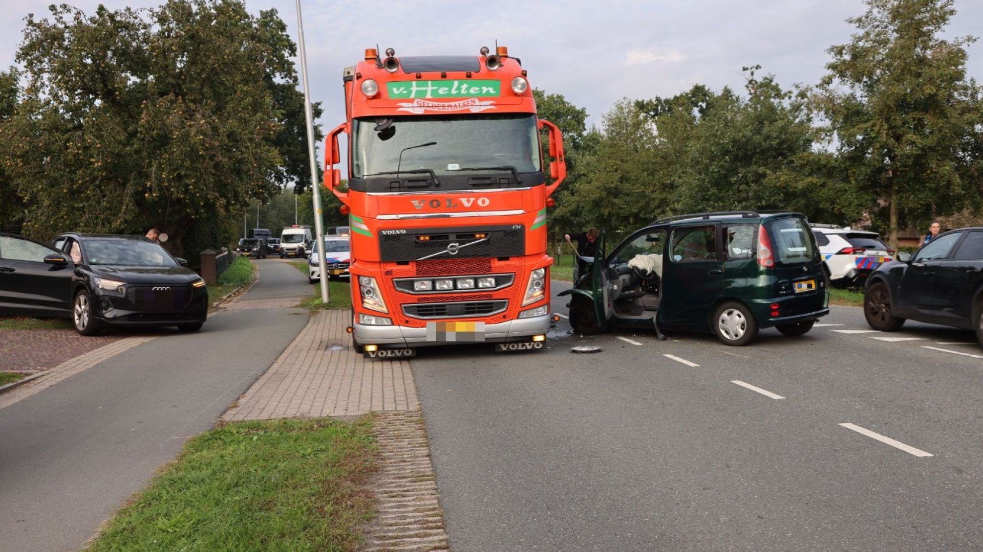 Gewonde vrouw naar ziekenhuis na botsing in Lunteren