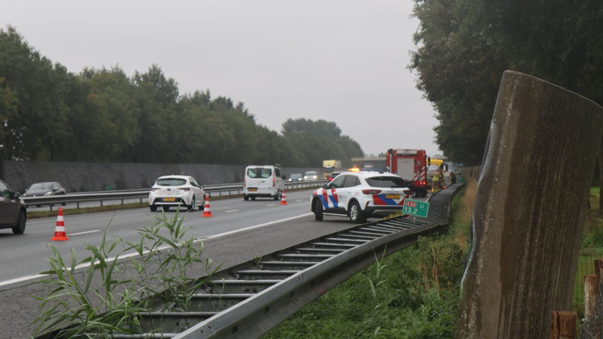 Vier accu’s in brand in bestelbus op de A30 bij Lunteren